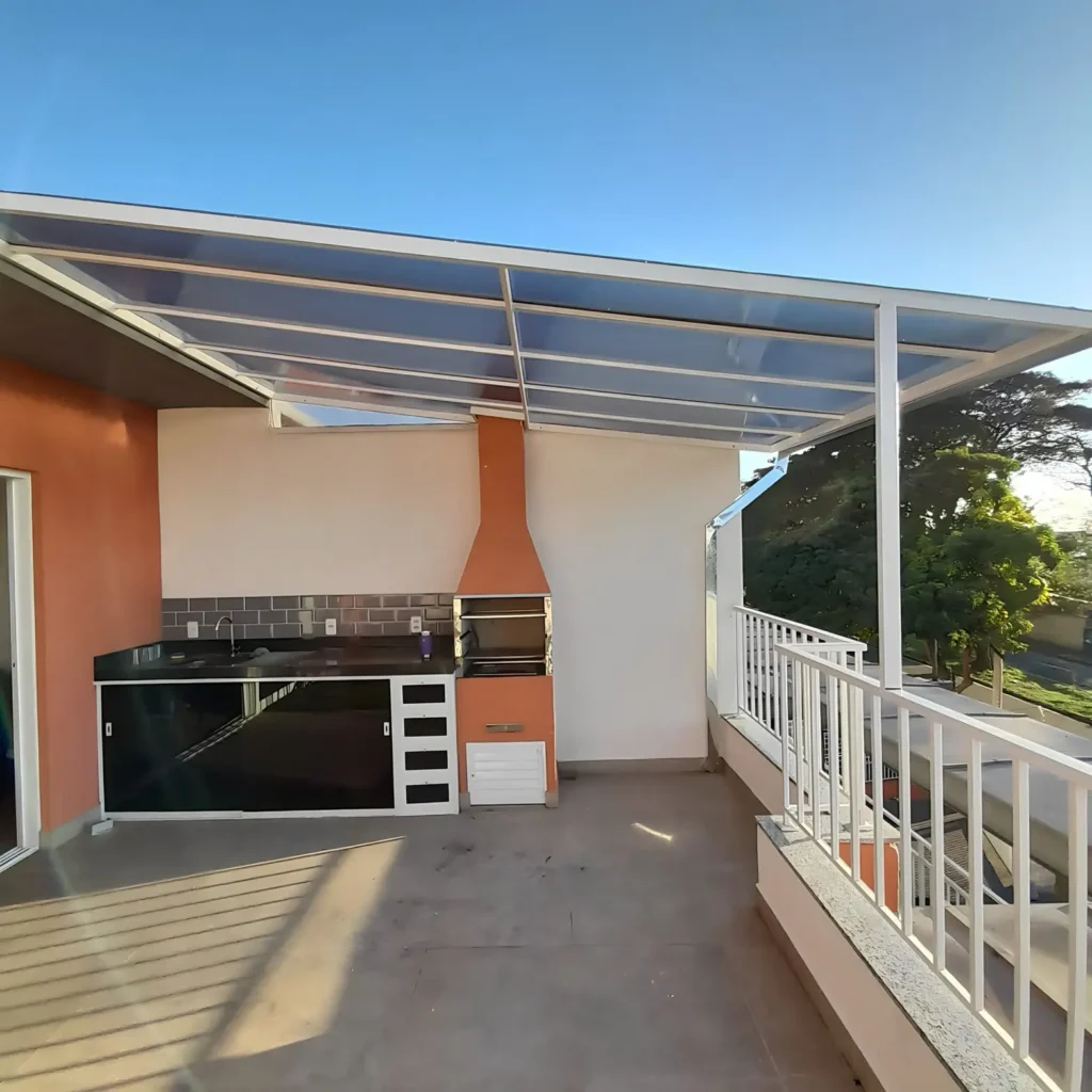 Durabilidade dos materiais: lona, policarbonato e metal