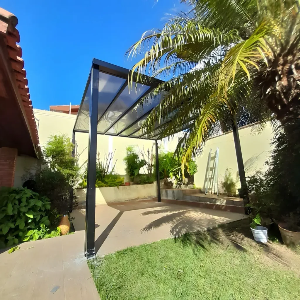 Policarbonato ou vidro: qual escolher para coberturas?