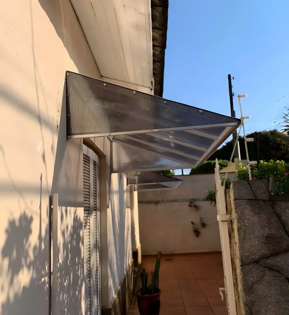 Cobertura de lona vs. policarbonato: qual é melhor?