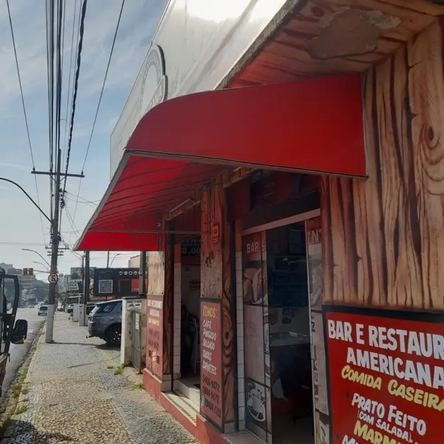 Lona vs. policarbonato: qual material é melhor?