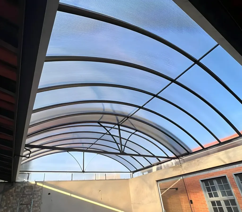 Uso de toldos em áreas de piscinas e jardins