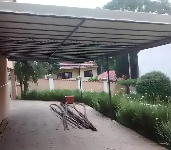 Sistema de drenagem para coberturas de policarbonato