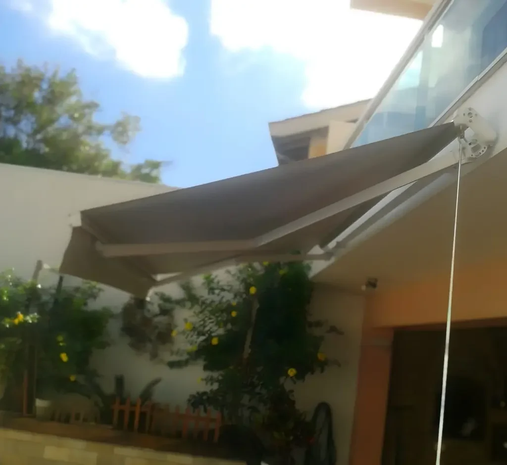 Qual é o melhor tipo de toldo para climas quentes?