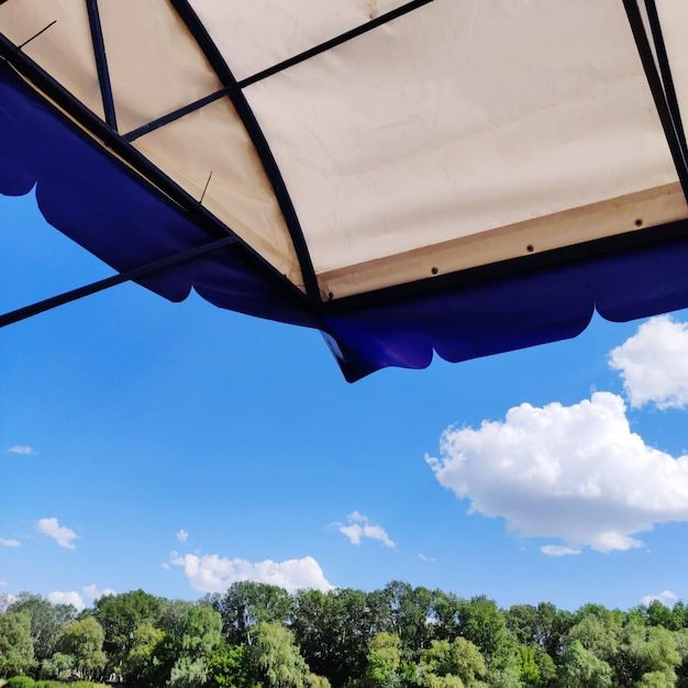 Toldo de Lona: A Solução Ideal para Proteger Seu Espaço Externo com Estilo e Resistência