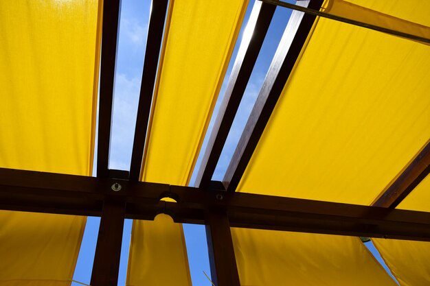 Vantagens do Toldo de Policarbonato para Ambientes Externos Duradouros